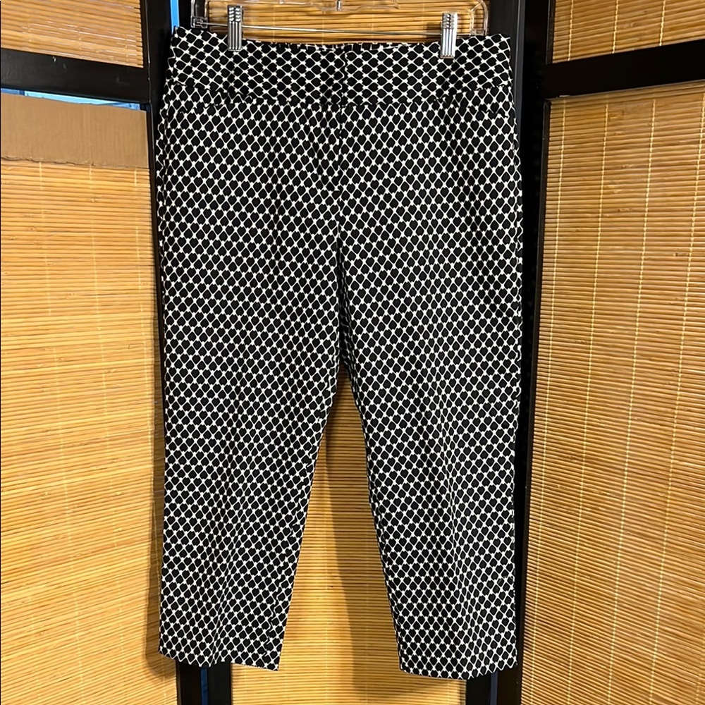 4/$15 Worthington Black and White Geometric Capris
